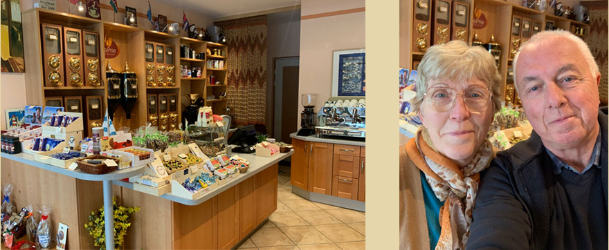 Verkaufstresen der Kühlungsborner Kaffeerösterei mit Souvenirs und schokoladigen Präsenten, Bärbel Deprie und Ulli Deprie